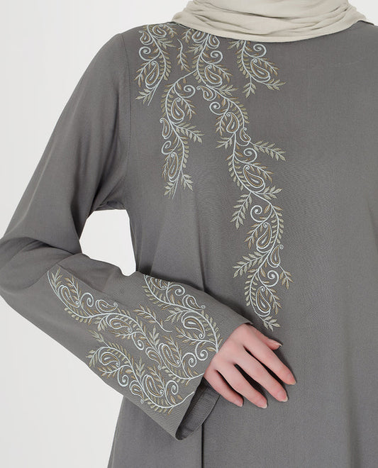 عباية Feminine Bliss مطرزة باللون الرمادي الحجري